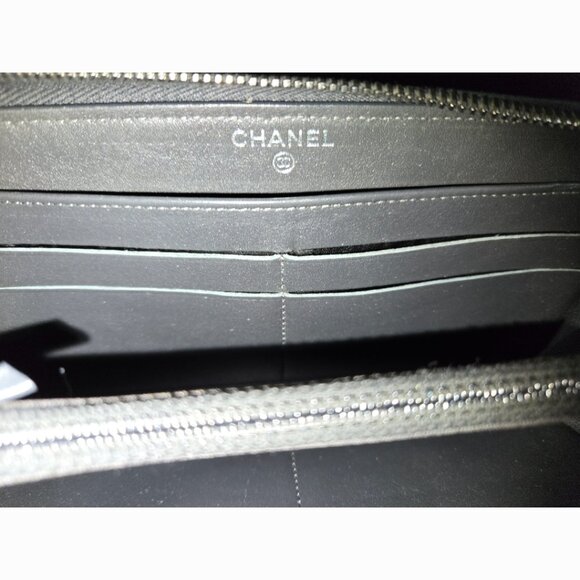 Pristine Condition Chanel Striated Iridescent Patent Leather Zippy Wallet - Picture 9 of 11